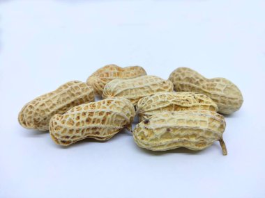 Yakın planda kurutulmuş fıstıklar, kopyalama alanı olan beyaz arka planda izole edilmiş.