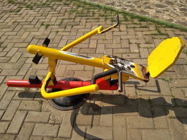 Banten 'de bir parkta kürek çekme makinesi.