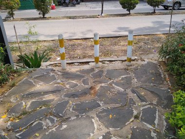 Kirli ve pis zeminlerin, yukarıdan çekim açısı olan bir bahçenin zeminini, fotokopi uzayı ile kapatması.