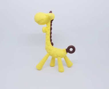 Bebek dişlerinin büyümesini teşvik etmek için beyaz arka planda izole edilmiş renkli çıngıraklı yılanlar ya da bağcıklar..