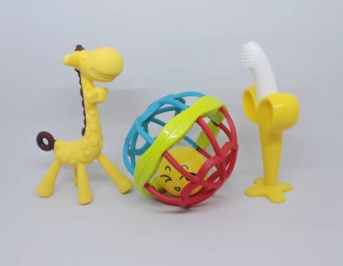 Bebek dişlerinin büyümesini teşvik etmek için beyaz arka planda izole edilmiş renkli çıngıraklı yılanlar ya da bağcıklar..