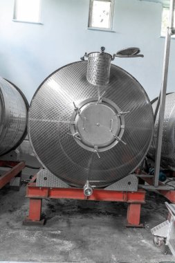 Şarap için modern çelik fıçılar, endüstriyel şarap deposu..