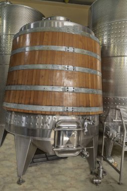 Mayalanmak için metal fıçılar. Şarap fabrikası. Şaraphanedeki çelik variller..