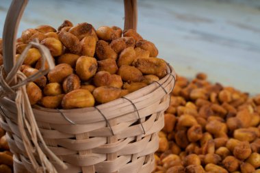 Sepette kavrulmuş mısır ve etrafa saçılmış kavrulmuş mısır.