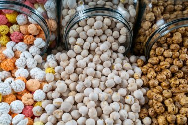 Farklı türde nohut, beyaz nohut, bezelye, şeker kaplı nohut.