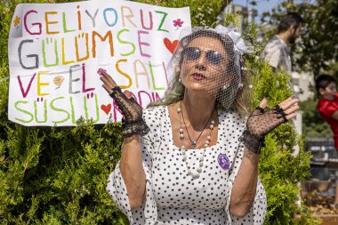 İstanbul kadın bisiklet turu. Çevre bilinci için bisiklet süren güzel bir kadın. İstanbul Süslü Kadınlar Bisiklet Turu (Ssl Kadnlar Bisiklet Turu))