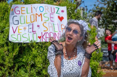 İstanbul kadın bisiklet turu. Çevre bilinci için bisiklet süren güzel bir kadın. İstanbul Süslü Kadınlar Bisiklet Turu (Ssl Kadnlar Bisiklet Turu))