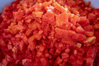 Kış için doğranmış domates, ev yapımı konserve domates sosu.