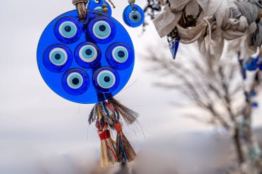 Ağaçtan sarkan nazar boncuğu