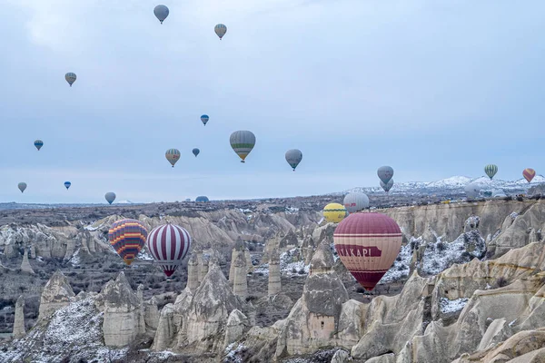 Début Matinal Une Montgolfière Survolant Paysage Montagneux Cappadoce Turquie — Photo