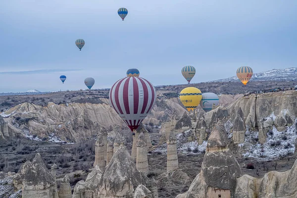 Début Matinal Une Montgolfière Survolant Paysage Montagneux Cappadoce Turquie — Photo
