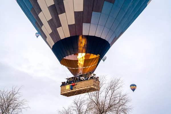 土耳其 Cappadocia 2022年3月4日 热气球 大气层气球 清晨开始在Cappadocia飞越山景 — 图库照片