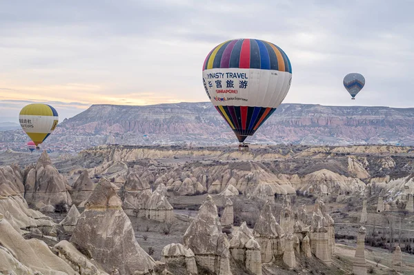 Türkiye, Kapadokya 2022 Mart 04; Kapadokya 'da dağ manzarası üzerinde uçan sıcak hava balonlarının (atmosfer balonları) sabah başlangıcı