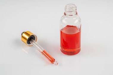 Bir şişe kırmızı yağı St John's wort çiçeklerden yapılmış