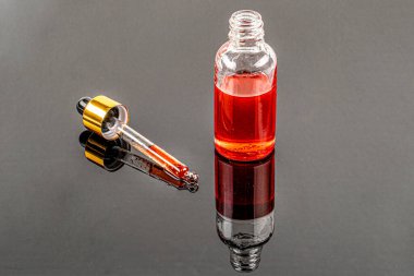 Bir şişe kırmızı yağı St John's wort çiçeklerden yapılmış