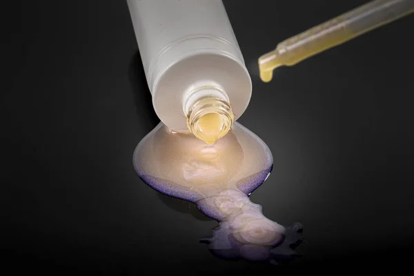 Yüz yaşlanmasına karşı nemlendirici serum, cilt bakım ürünleri, insan için güzellik ürünleri.