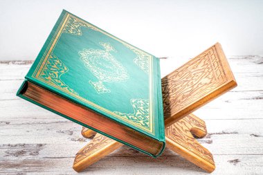 Kutsal Kur 'an kitapları Rahle' in üzerinde duruyor.)