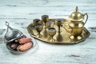 Ramazan kavramı: Bakır sürahiler ve bardaklarda ve beyaz masada tarihler, zam zam suyu.