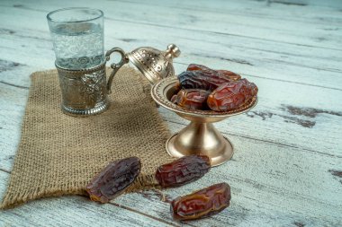 Ramazan kavramı: Tarihler, zam zam suyu ahşap bir masada
