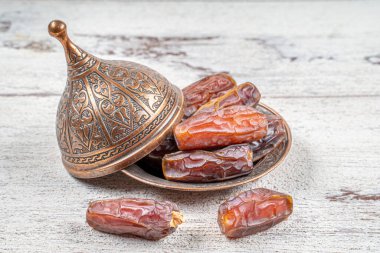 ahşap masa arka plan üzerinde fincan hurma meyve yakın resim. Hurma meyve kuru snack sağlıklı.