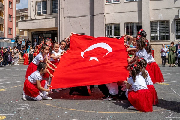 23 Nisan, Ulusal Egemenlik ve Çocuk Günü kutlamaları. Türkiye 'de resmi tatillerden biridir. İlkokul öğrencilerinin kutlamaları. İstanbul, Türkiye. 23 Nisan 2022