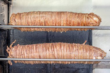 Türk sokak yemekleri 'Kokorec'. Genç kuzu bağırsağının etrafına sarılmış kömür ateşiyle kızartılmış.