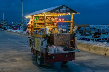 Sahilde seyyar satıcı arabası İstanbul Maltepe 'de çay ve abur cubur satıyor