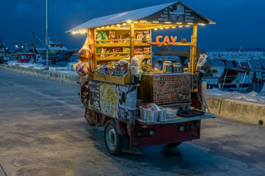 Sahilde seyyar satıcı arabası İstanbul Maltepe 'de çay ve abur cubur satıyor