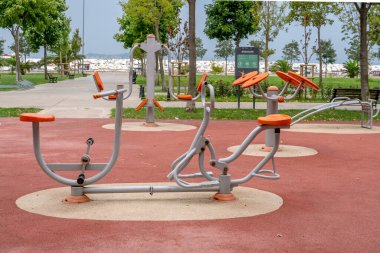 Açık hava spor sahasında açık hava parkında çok işlevli ekipmanlar açık hava parkında sağlıklı yaşam için spor ekipmanları.,