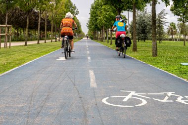 Parktaki bisiklet yolu. Kaldırımdaki bisiklet ve dikkat yollarının sembolü.