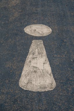 Parktaki bisiklet yolu. Kaldırımdaki dikkat yollarının bir sembolü.