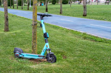 ISTANBUL, TURKEY, 24 Ağustos 2022: Kiralanabilir elektrikli scooter Türk firmasının adı Binbin; alternatif çevre dostu scooterı olan kısa menzilli ulaşım (Binbin)