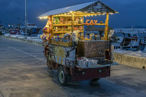 Sahilde seyyar satıcı arabası İstanbul Maltepe 'de çay ve abur cubur satıyor