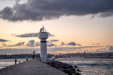 İstanbul, Türkiye - 4 Ekim 2022: Kadıköy 'den görüntüler. Dalgakıran üzerinde deniz feneri, kadiköy, İstanbul