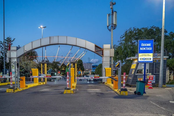 İstanbul, Kadıköy, Türkiye; 04 Ekim 2022 Hükümet Parkı şirketi ISPARK bu hizmeti halka sunuyor.