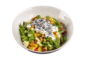 Meyveli Arugula salatası, kurutulmuş incirli roka salatası, portakal, ekşi elma ve yoğurt.