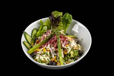 Sebzeli yeşil salata, zeytin, peynir, salam ve kuşkonmaz..