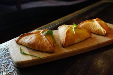 Patates ve baharatlı vejetaryen samosa.