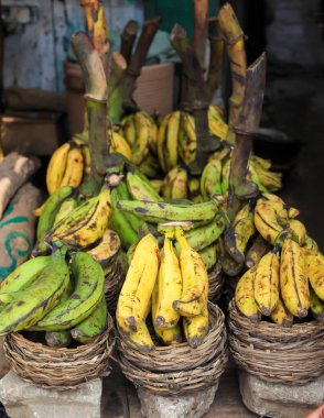 Pazarda taze sarı papaya (banans) meyveleri