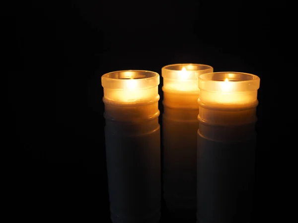 Αναμμένα Κεριά Πολλά Κεριά Καίγονται Νύχτα Πολλές Φλόγες Λαμπυρίζουν Σκούρο — Φωτογραφία Αρχείου