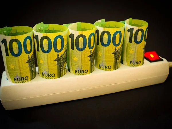 Avro para kâğıdı banknotları siyah arka plan üzerinden beyaz elektrik şeridine bağlanmış. İşletme kullanıcıları ve konut müşterileri için elektrik maliyeti artıyor. Elektrik fiyatları kavramında artış