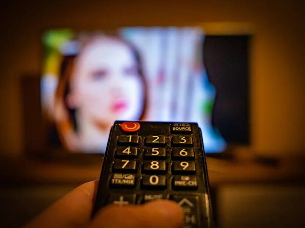 Controller Zeigt Auf Den Eingeschalteten Fernseher — Stockfoto