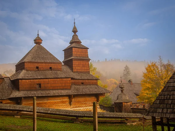 Slovakya Cumhuriyeti 'ndeki açık hava müzesi. Mimari motif, eski ahşap mimari nesne doğada güzel mavi gökyüzü ve yumuşak sis