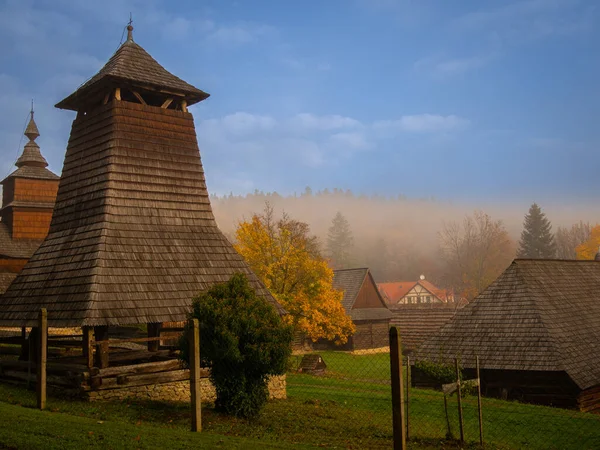Slovakya Cumhuriyeti 'ndeki açık hava müzesi. Mimari motif, eski ahşap mimari nesne doğada güzel mavi gökyüzü ve yumuşak sis
