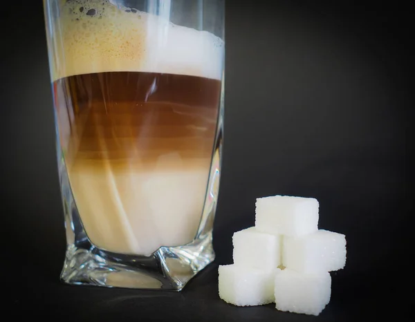 Büyük bardakta taze latte, kahveden güzelce ayrılmış süt.