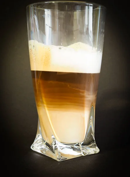 Büyük bardakta taze latte, kahveden güzelce ayrılmış süt.