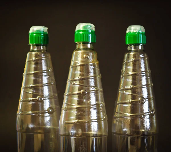 Yeşil kapaklı tenha plastik şişeler.