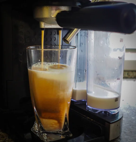 Tall Glass Fresh Latte Beautifully Separated Milk Coffee — Stock Photo, Image