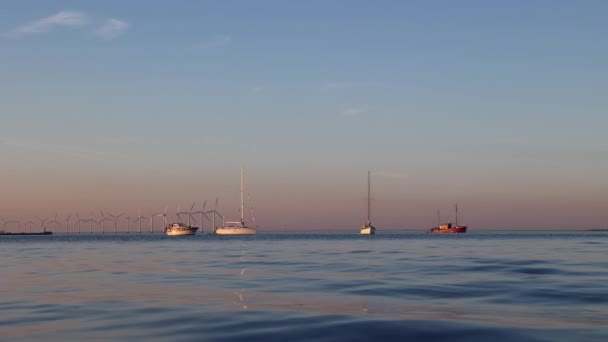 Denizde Gün Batımı Ufukta Gemiler Rüzgar Türbinleri Var Yavaş Dalgalar — Stok video