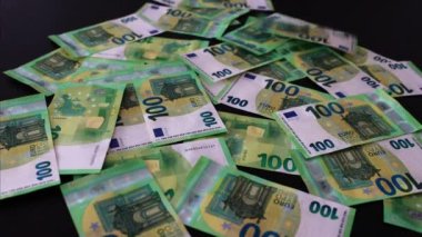 Masada peş peşe 100 Euro 'luk banknotlar düşüyor. Slow Motion Düşen Para Euro. Yüksek kaliteli FullHD görüntüler
